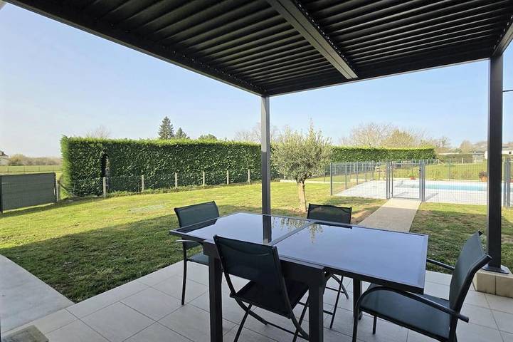 Gîte pour 4 personnes, avec Terrasse ainsi que Jardin et Piscine