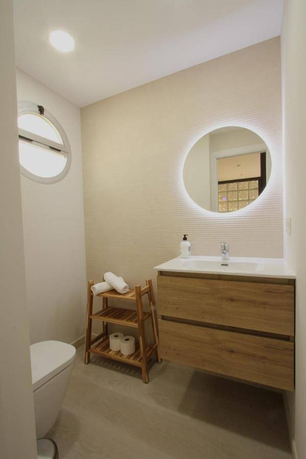 Location de vacances pour 8 personnes, avec vue ainsi que jardin et piscine à Castelldefels - 3