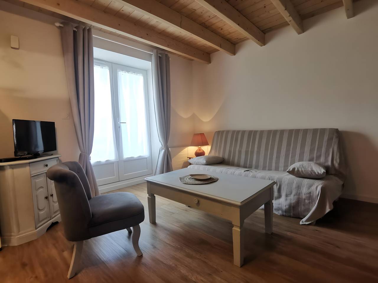 Gîte du figuier – Saint-Hilaire-de-Villefranche, charme et confort au cœur du village in Saint-Hilaire-de-Villefranche, Région de Saint-Jean-d'Angély