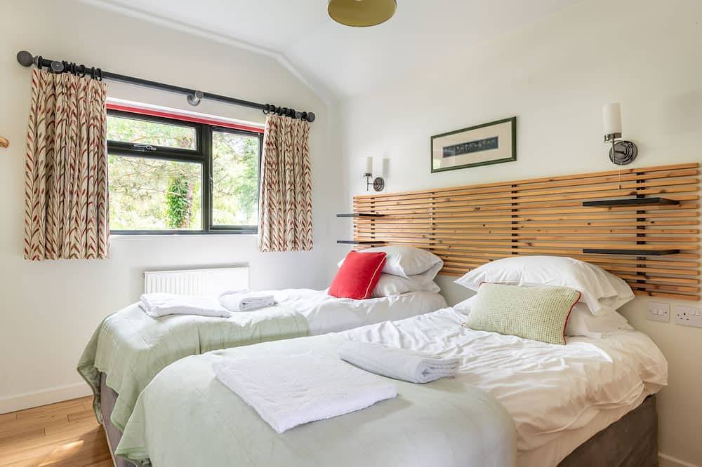 Bath & West lodge - sleeps 4/5 with private hot tub in Cheddar, Somerset