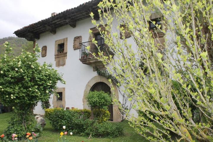 Casa rural para 2 personas, con Balcón y Terraza además de Jardín y Vistas en Liébana