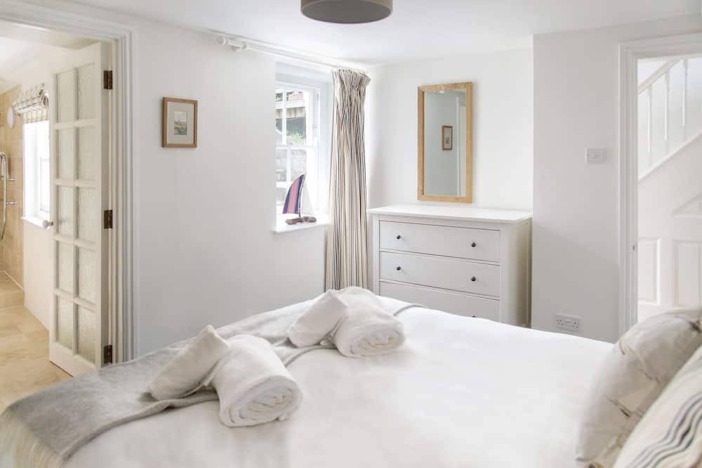 Traditional Cornish Cottage on Charlestown Harbour, parking, beach & pubs in Charlestown, Cornwall