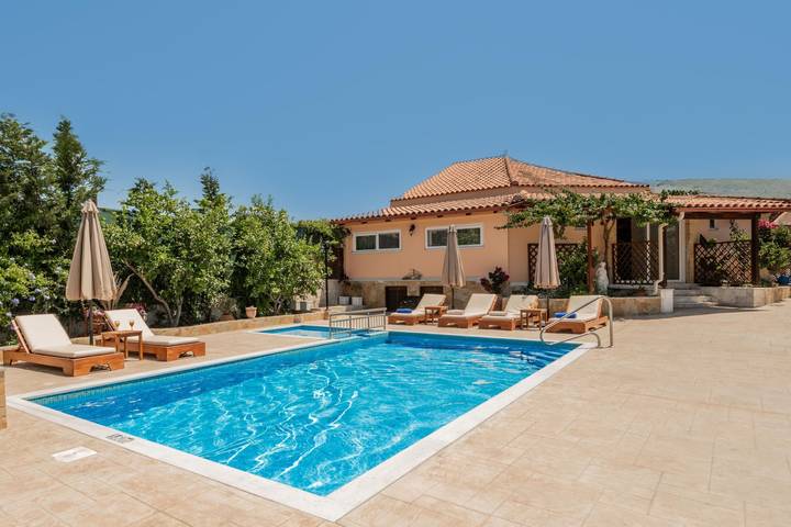 Ferienhaus für 7 Personen, mit Balkon und Terrasse sowie Garten und Pool in Kalamaki