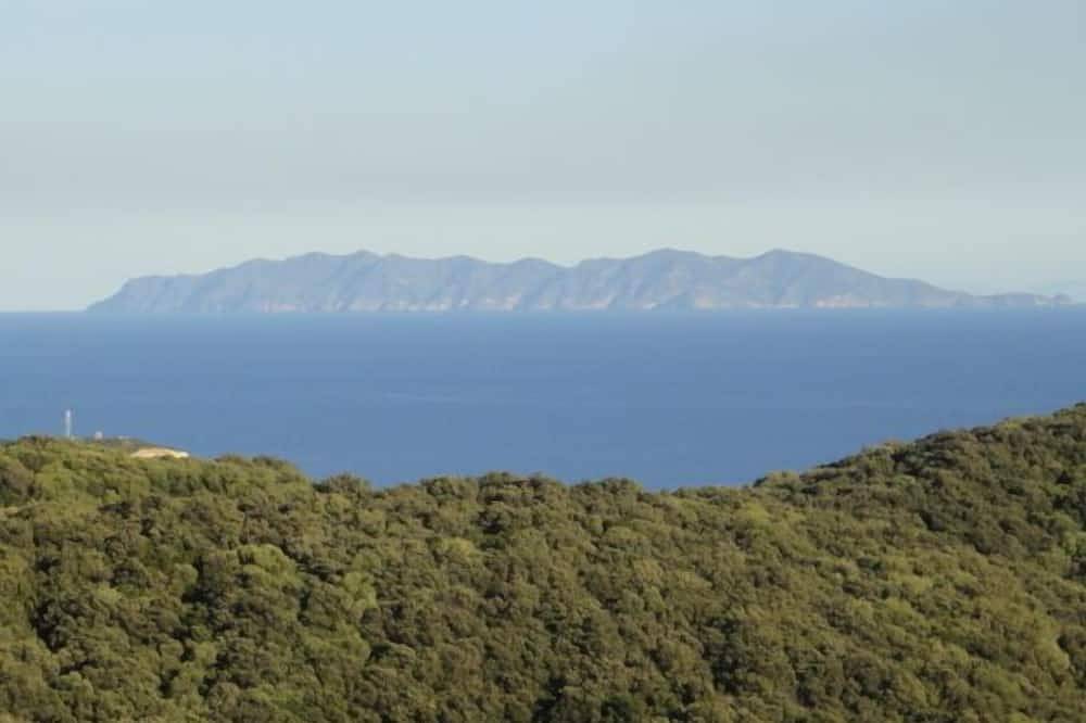 Appartement entier, Appart maison typique corse,vue mer et montagne,jardin,parking privé,plages 5 mn in Rogliano, Cap Corse
