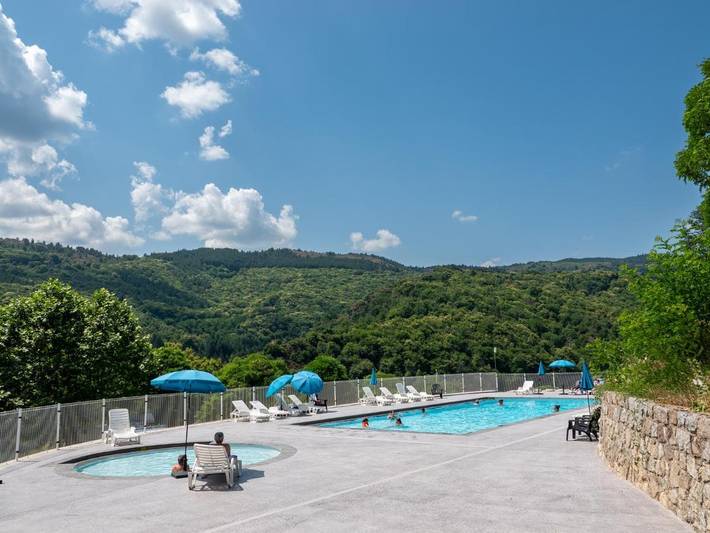 Location de vacances pour 4 personnes, avec terrasse ainsi que vue et piscine dans Lac de Villefort - 4