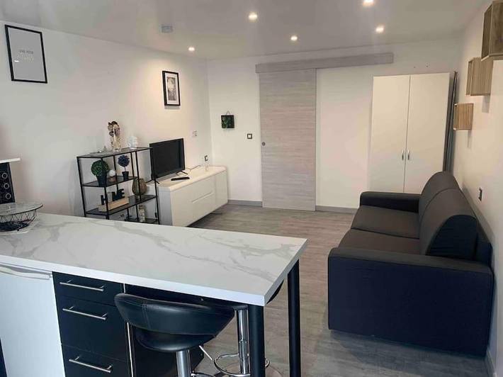 Gîte pour 2 personnes, avec vue ainsi que terrasse et jardin à Bendejun