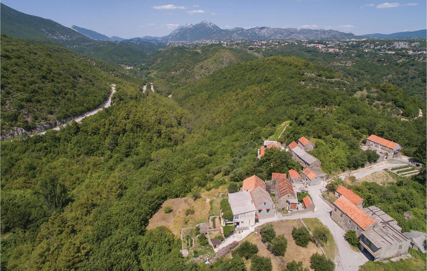 Ganze Ferienwohnung, Gemütliche 1-Zimmer-Wohnung mit Terrasse in der Nähe des Flusses Cetina und lokaler Sehenswürdigkeiten in Slime, Dalmatinisches Zagora