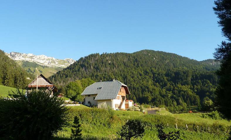 Gîte pour 5 personnes, avec jardin et terrasse à Bellecombe-en-Bauges