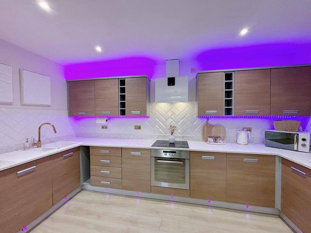 Entire apartment, Luxury 2 bedroom Leeds City Apartment with Free parking & Jacuzzi bath in Leeds, West Yorkshire