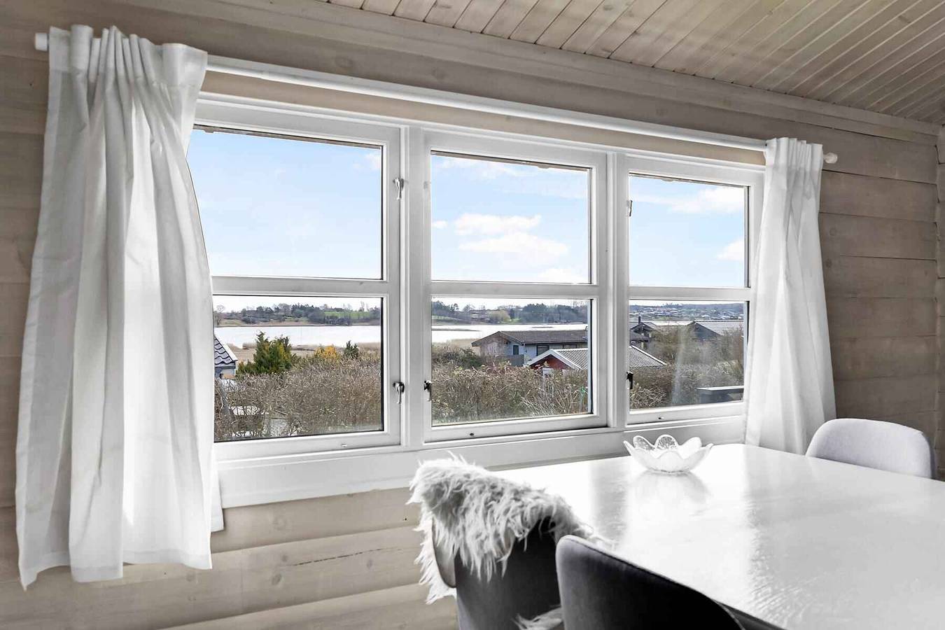 Gemütliche Blockhütte mit Blick auf das Wasser in Nordostseeland