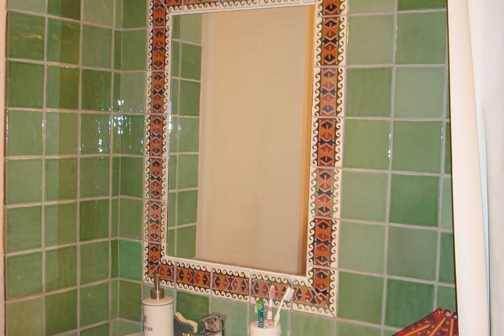 Charming country house in the Provencal countryside among vineyards and olive trees in Cotignac, Brignoles region