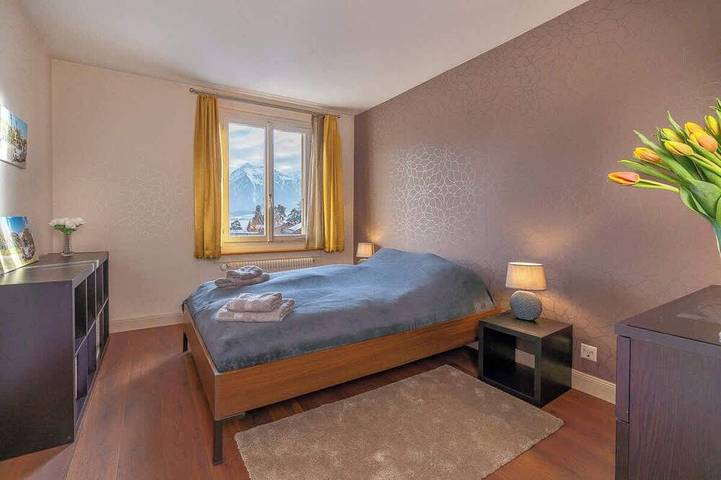 Lake and Mountain View Villa with Hot Tub & Garden in Hünibach, Hilterfingen
