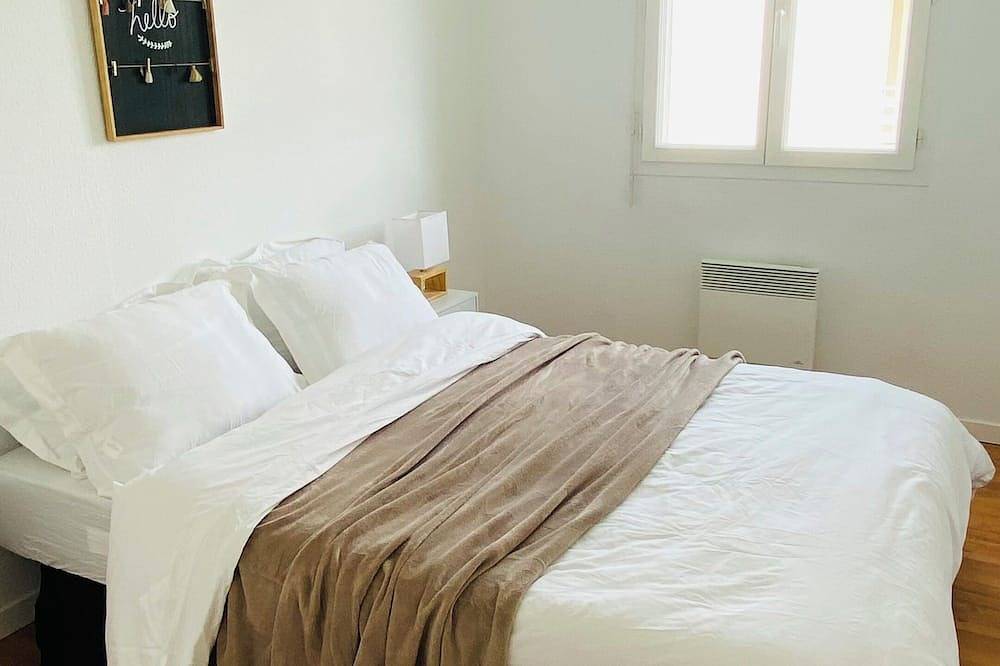 Apartamento entero, Elegant getaway at the gateway to Saint-Émilion • Private parking & balcony in Coutras, Región de Libourne