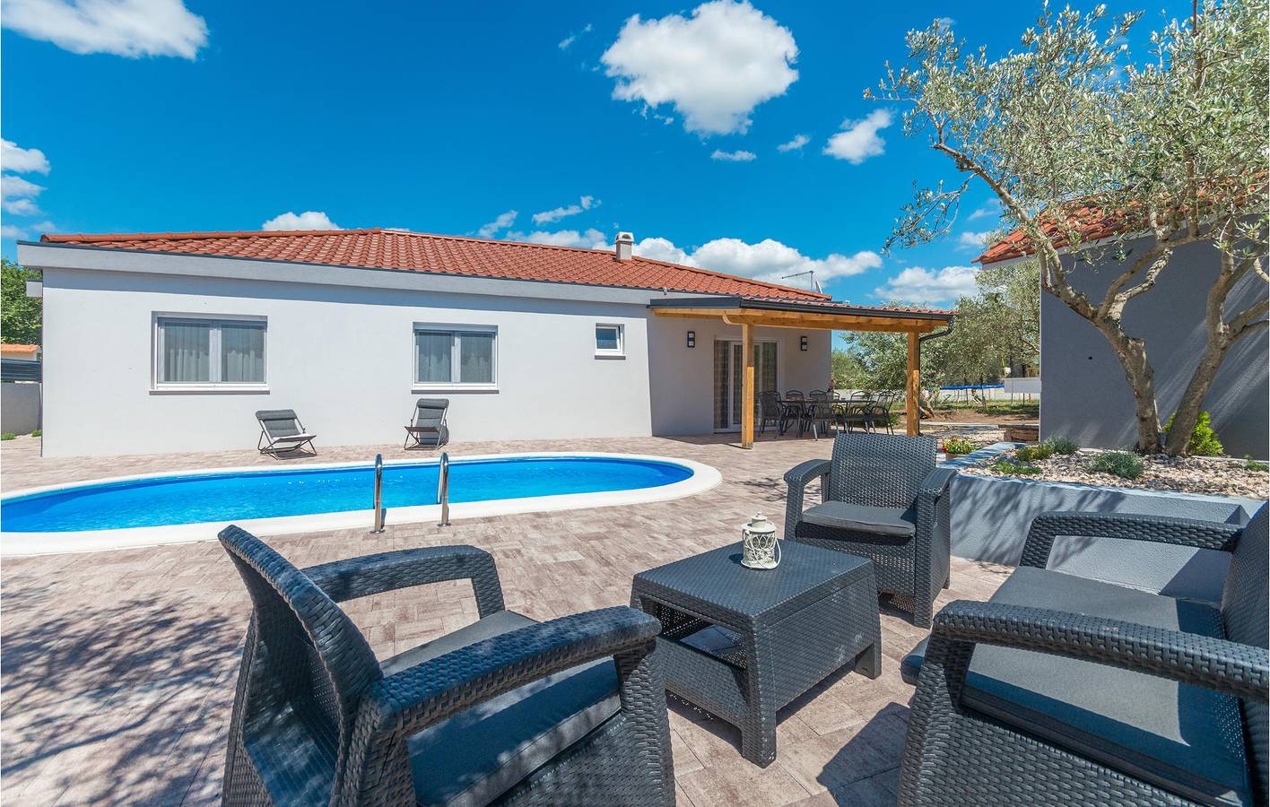 Geräumige 112 m² große Wohnung mit Pool, Terrasse und WLAN in Općina Sveti Filip i Jakov, Zadar