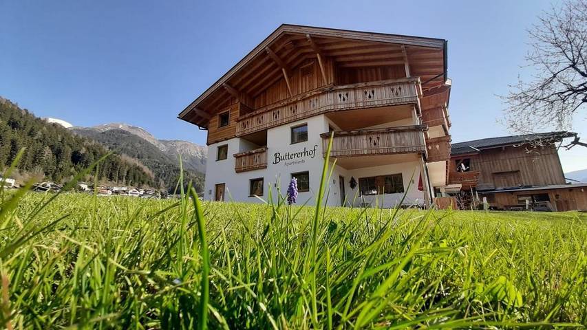 Ferienwohnung für 6 Personen, mit Balkon und Terrasse sowie Garten und Ausblick