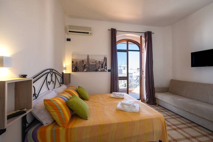 Ferienhaus 'Villa Gaudì - Sagrada' mit Meerblick, Wlan und Klimaanlage in Spiaggia di Sant'Isidoro, Sant'Isidoro