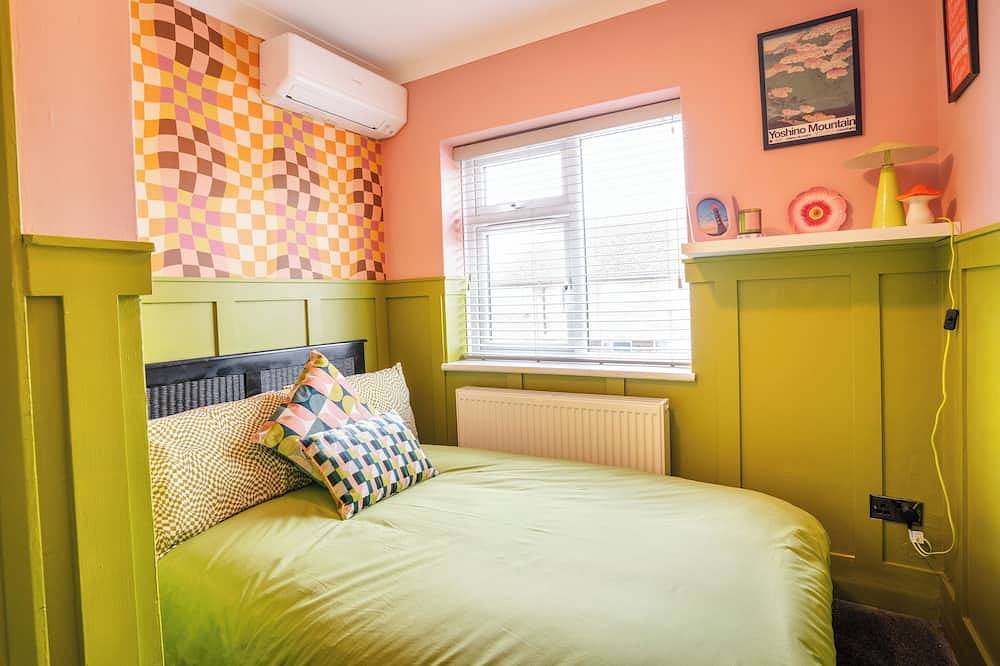 Retro Margate Getaway | Sleeps 6 | 10 Minute Walk to Beach & Old Town in Botany Bay, Kent