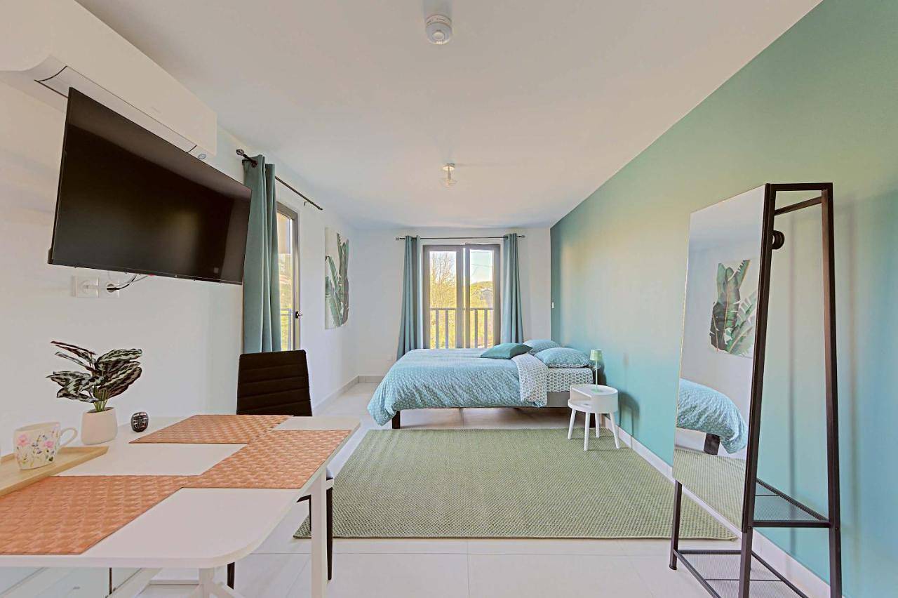 Appartement entier, Face Au Lac - Climatisation - Rer - Parking - 404 in Saint-Rémy-lès-Chevreuse, Parc naturel régional de la Haute Vallée de Chevreuse