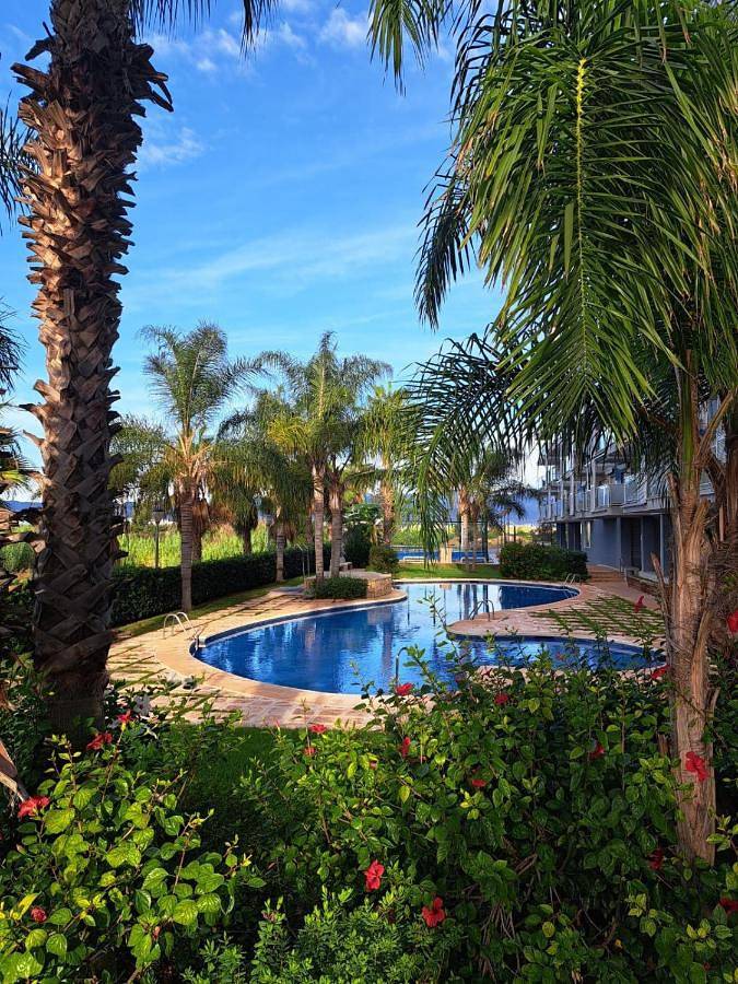 Apartamento para 4 personas, con piscina y piscina para niños además de vistas y jardín en Moncófar