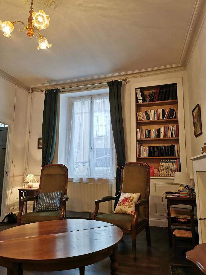 Grande maison de ville avec jardin Valence en Poitou pour 8 à 14 personnes in Couhé, Vienne (France)