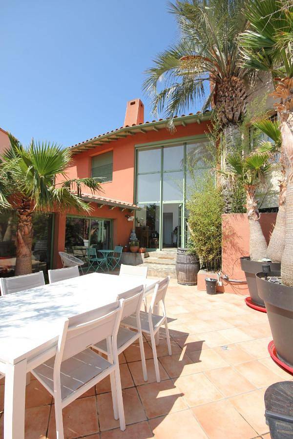 Location de vacances pour 8 personnes, avec vue ainsi que piscine et terrasse dans Gare De Collioure