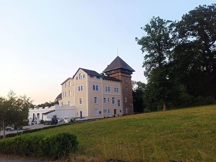 Ferienhaus für 18 Personen, mit Balkon und Terrasse sowie Garten und Ausblick in Unkel