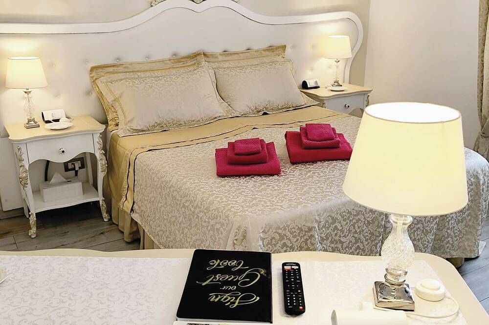 Entire apartment, Giulietta and Romeo Apartment: Entire Apartment in the Historic Center of Villafranca, Vr in Villafranca di Verona, Verona Province