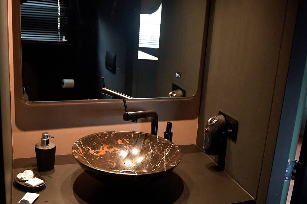 Euphrate Houseboat Suite Wheelhouse in Amsterdam Oost, Dutch Coast