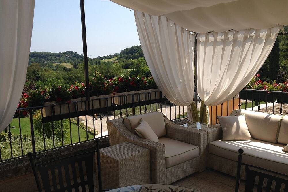 Ganze Wohnung, Repräsentatives Penthouse mit großer Panoramaterrasse in Costermano, Gardasee-Berge