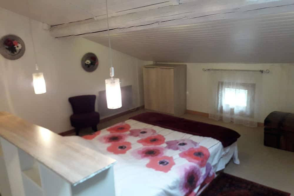 Appartement entier, T 3 mansardé dans maison de caractère in Loubens, Parc naturel régional des Pyrénées ariégeoises