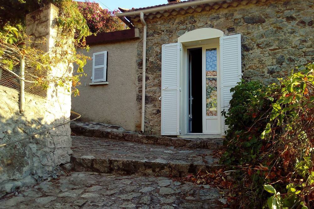Maison individuelle de 100 m2 en pierres avec une grande terrasse ombragée in Urtaca, Région de Calvi