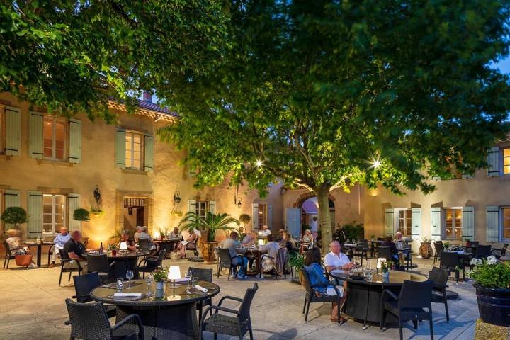 Hôtel pour 4 personnes, avec Terrasse ainsi que Jardin et Piscine