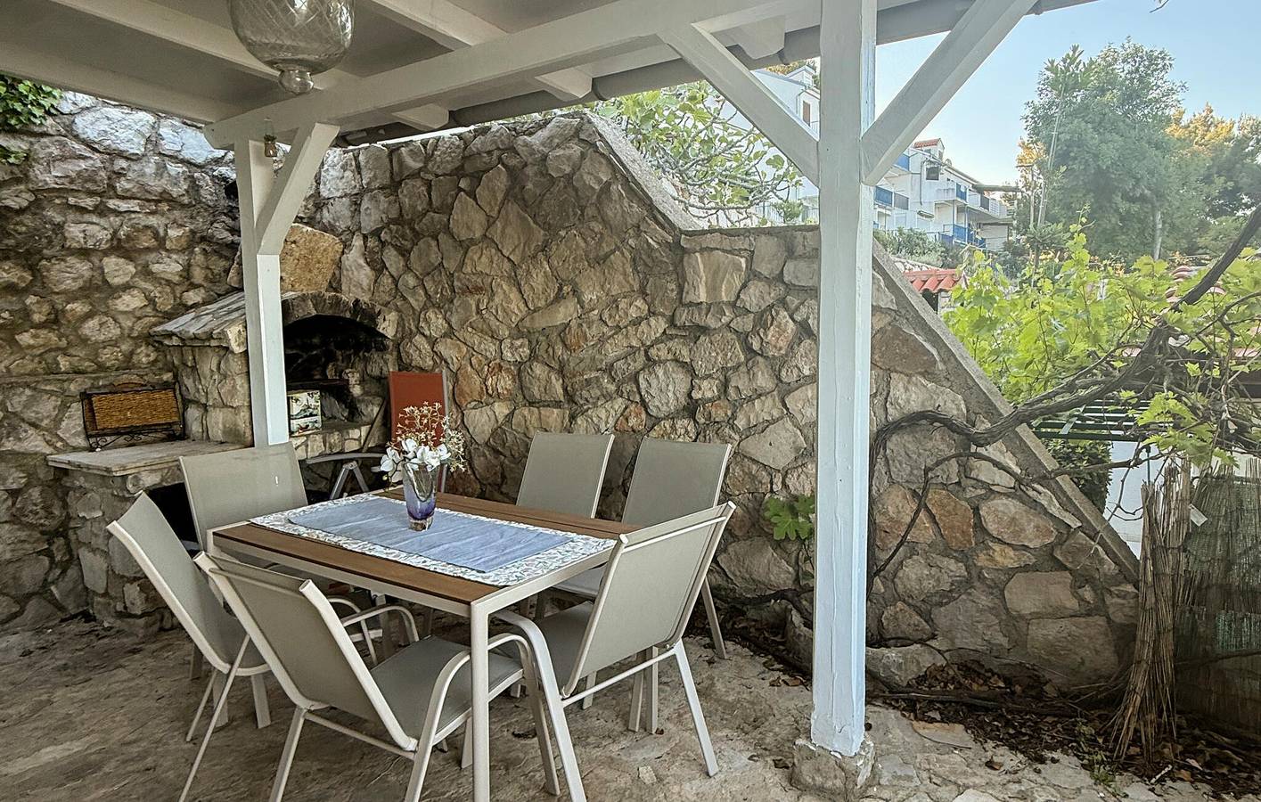 Gemütliche 105 m² große Wohnung mit WLAN, Küche und Terrasse, 2 km vom Strand entfernt in Martinscica, Cres