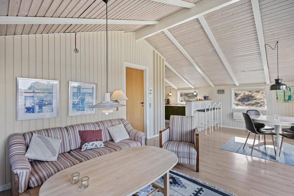 Hyggeliges Ferienhaus mit Kaminofen – Hund willkommen in Nordby, Rindby