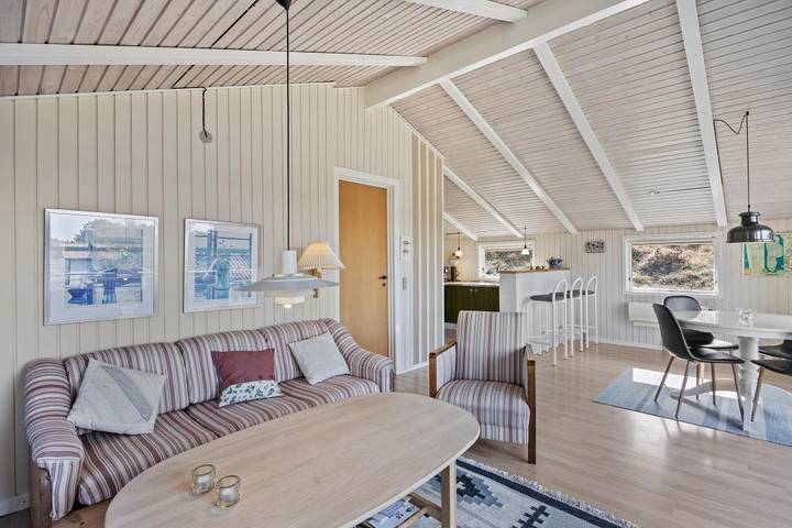 Hyggeliges Ferienhaus mit Kaminofen – Hund willkommen in Nordby, Rindby