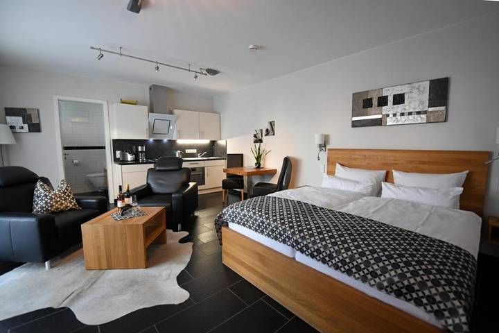 Ferienwohnung für 6 Personen, mit Balkon und Terrasse sowie Ausblick in Longuich