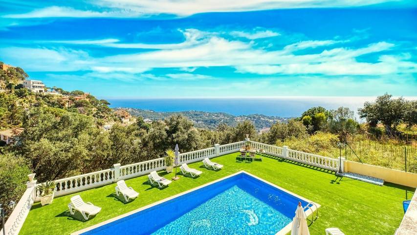 Villa 'Costacabana - Sunrise' mit Meerblick, Privatem Pool und WLAN in Roca Grossa, Lloret de Mar