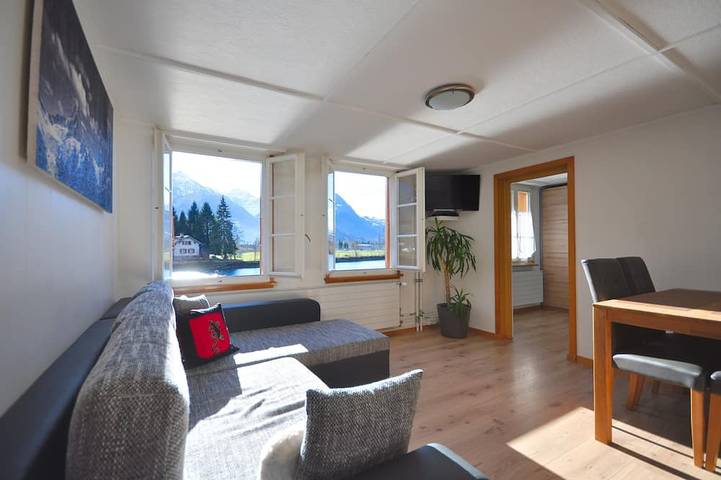 Ganze Wohnung, Geräumige, helle Wohnung mit herrlichem Ausblick.  4 Personen.   Perfekte Wochenende. in Ringgenberg, Thunersee