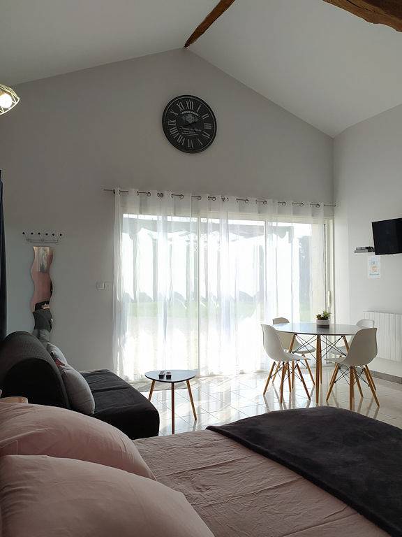 Gîte pour 4 personnes, avec jardin ainsi que piscine et terrasse à Gémozac - 4