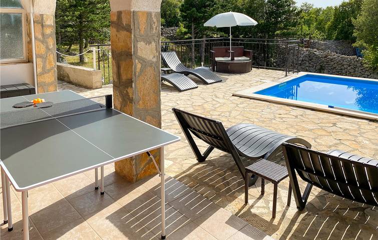 Gemütliche 119 m² große Wohnung mit Pool, WLAN und Parkplatz, 2,5 km vom Strand entfernt in Jablanac, Naturpark Velebit