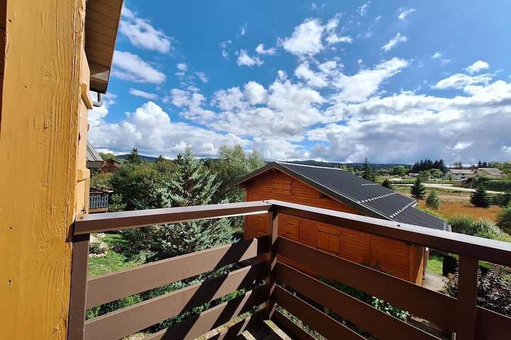 Chalet pour 8 personnes, avec piscine ainsi que balcon et jardin