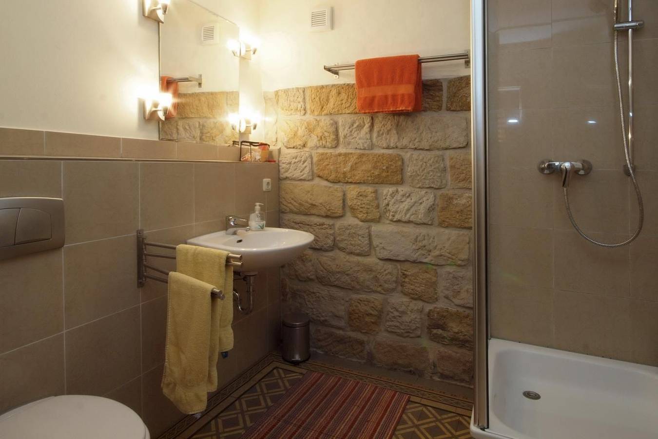 Apartamento entero, Tiles and "Mettlacher Platten" in Plauen (Dresde), Dresde
