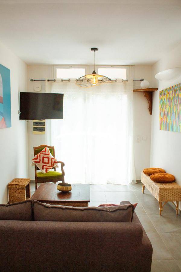 Appartement entier, Grand Studio - Proche Gare in Cassis, Région de Marseille