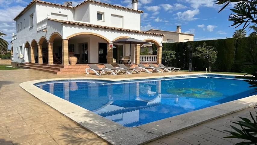 Location de vacances pour 16 personnes, avec jardin et piscine à Sant Pere Pescador - 3