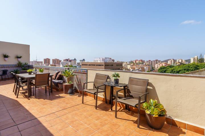 Entire apartment, Apartment 'Penthouse Victoria' with Sea View, Wi-Fi and Air Conditioning in Fuengirola Centre, Fuengirola