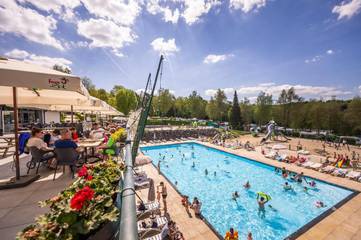 Gîte pour 4 personnes, avec piscine et vue ainsi que bassin pour enfant et jardin, animaux acceptés à Bertrix