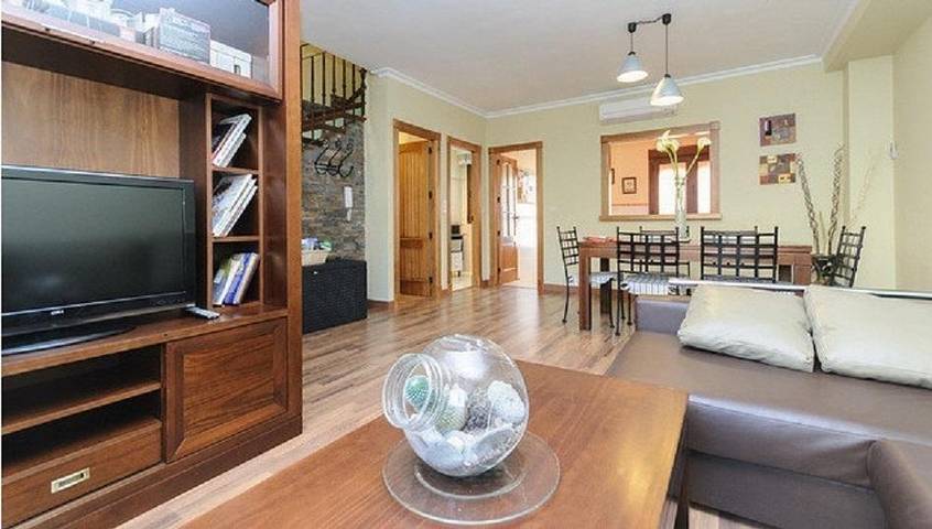 Casa rural para 8 personas, con piscina y balcón además de jacuzzi y jardín, Familias con niños en Güevéjar