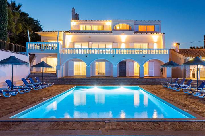 Casa de férias para 30 pessoas, com varanda e sauna e ainda jacuzzi and jardim em Luz