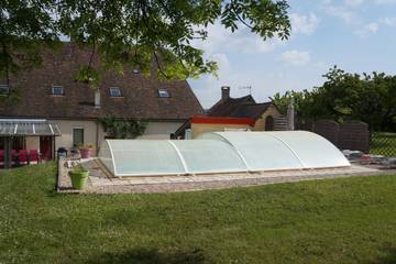 Gîte pour 14 personnes, avec terrasse ainsi que jardin et piscine dans Yonne