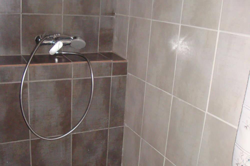 Apartamento entero, Alojamiento de 2 a 4 personas con jaccuzi en el borde de la Camarga del Pequeño Ródano. in Saint-Gilles, Region de Nimes